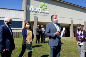 Mon Health cuts ribbon on new clinic in Fairmont